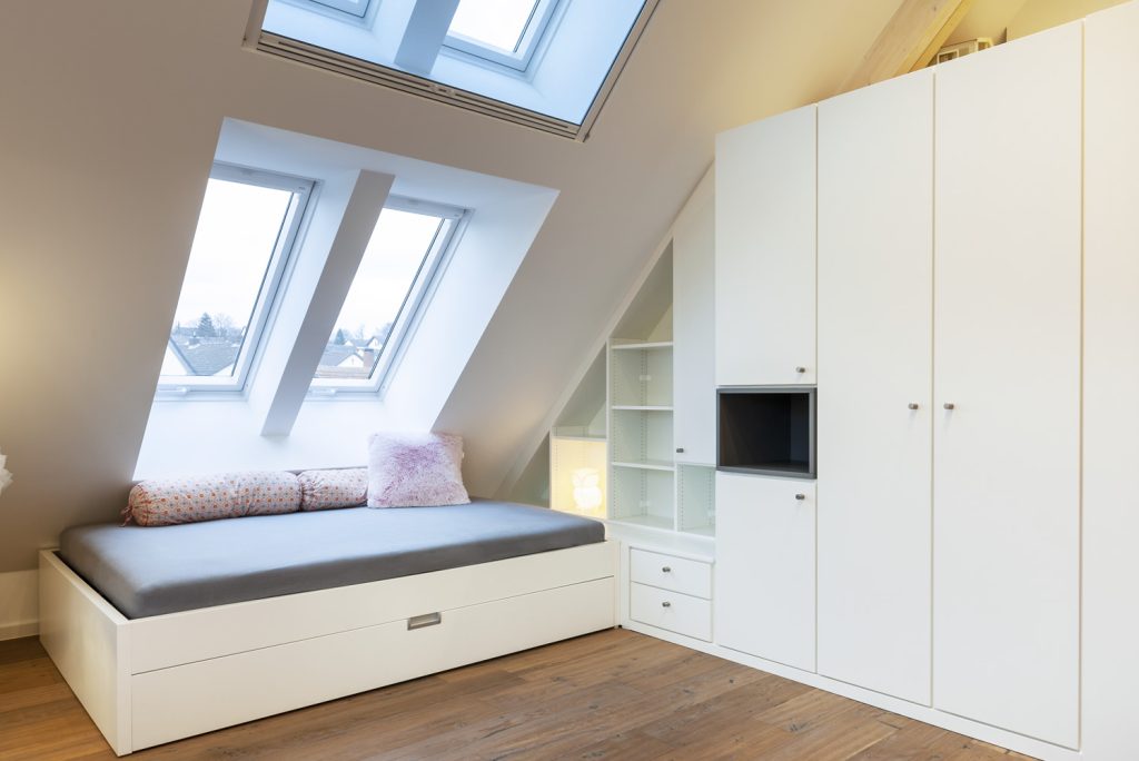 Schrankwand mit Bett im Kinderzimmer