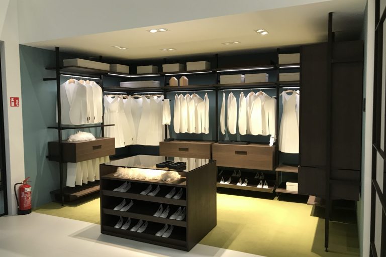 Kleiderschrank mit Mittelinsel