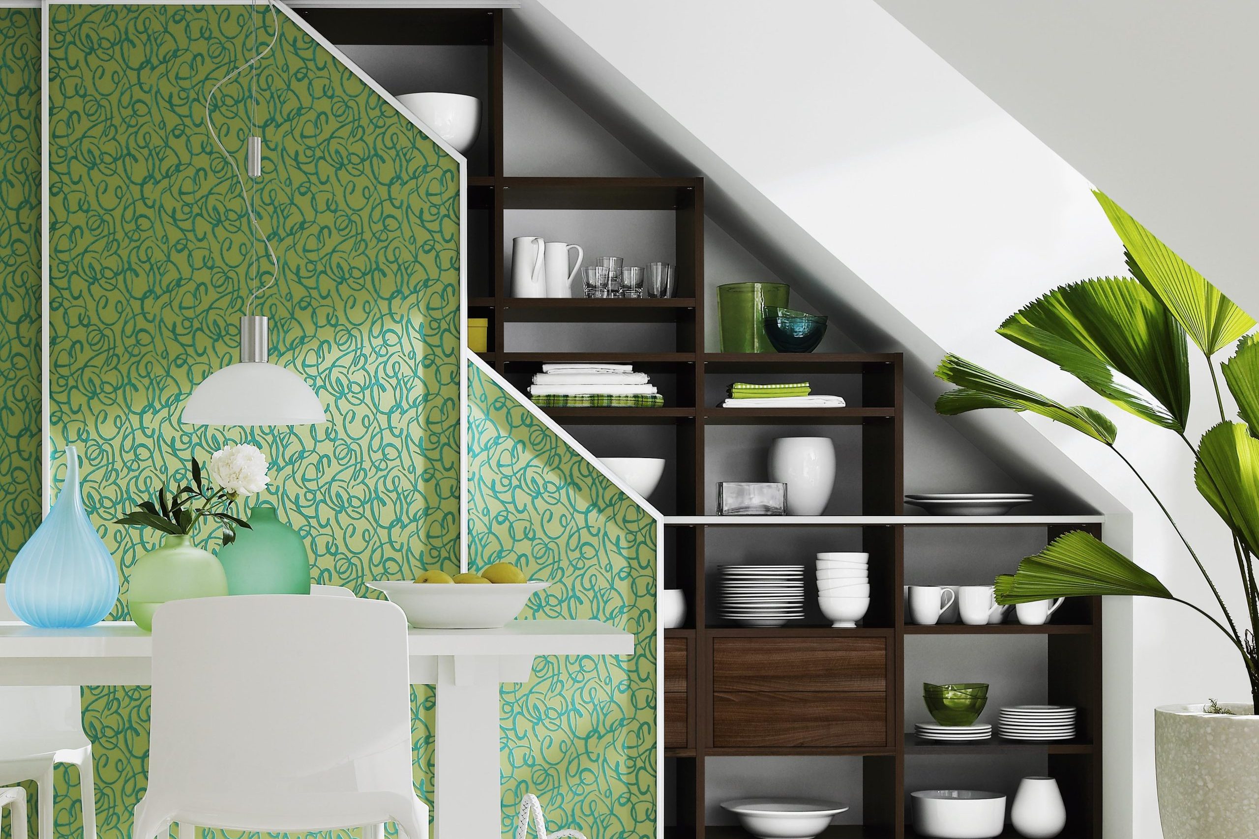 Küchenregal in der Dachschräge