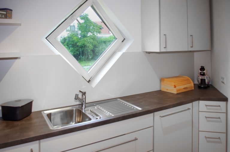 Küche mit schräger Wand