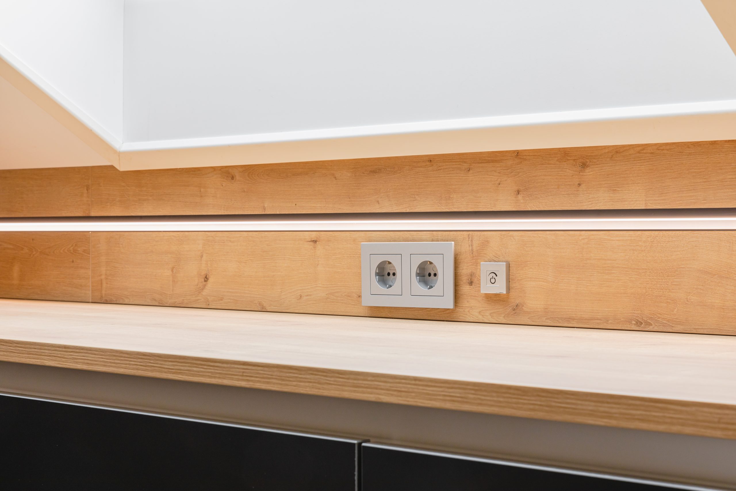 Einbausteckdosen und LED-Beleuchtung in der Küche