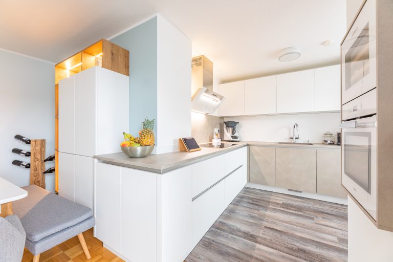 Helle Einbauküche in L-Form