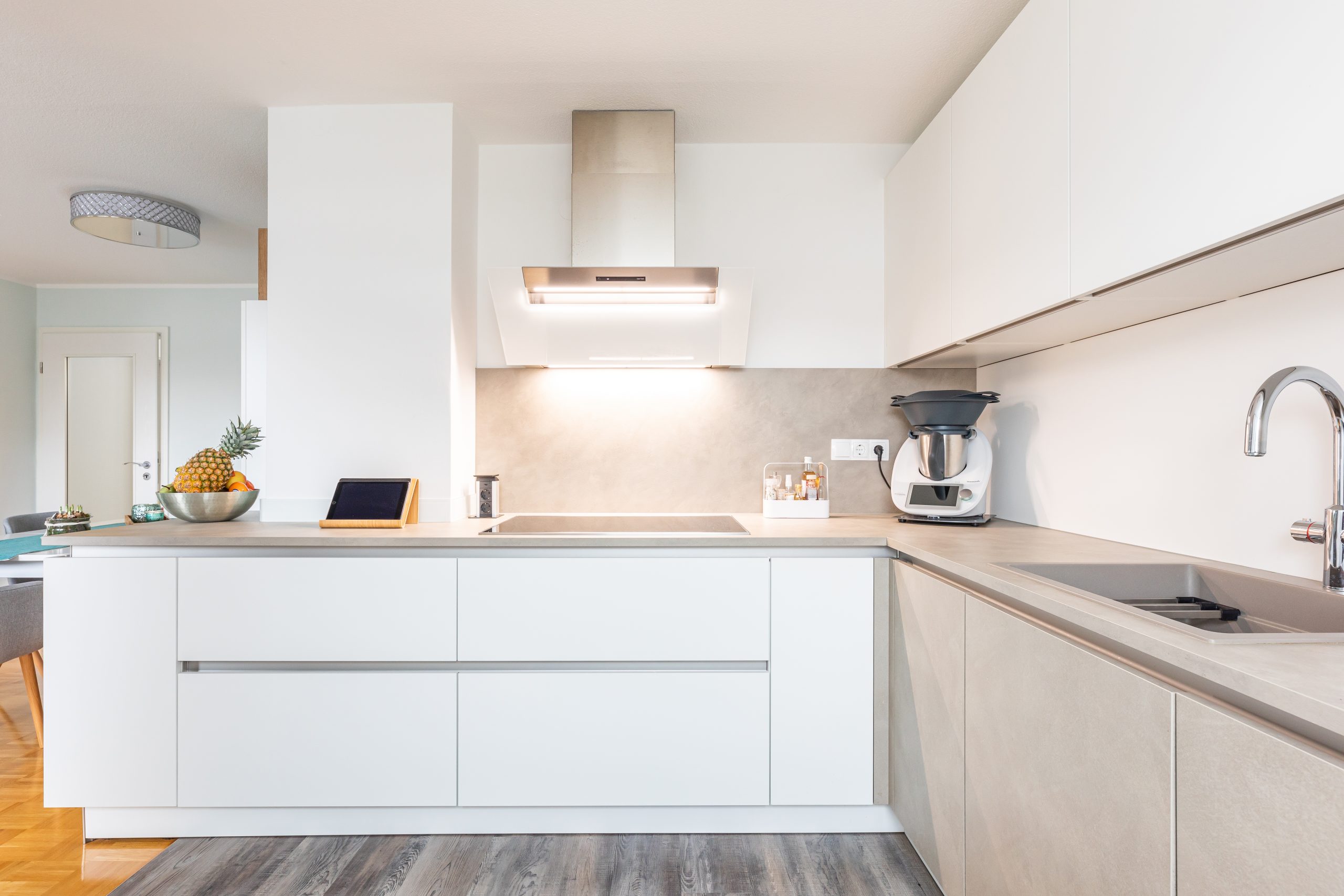 Helle Einbauküche L-Form