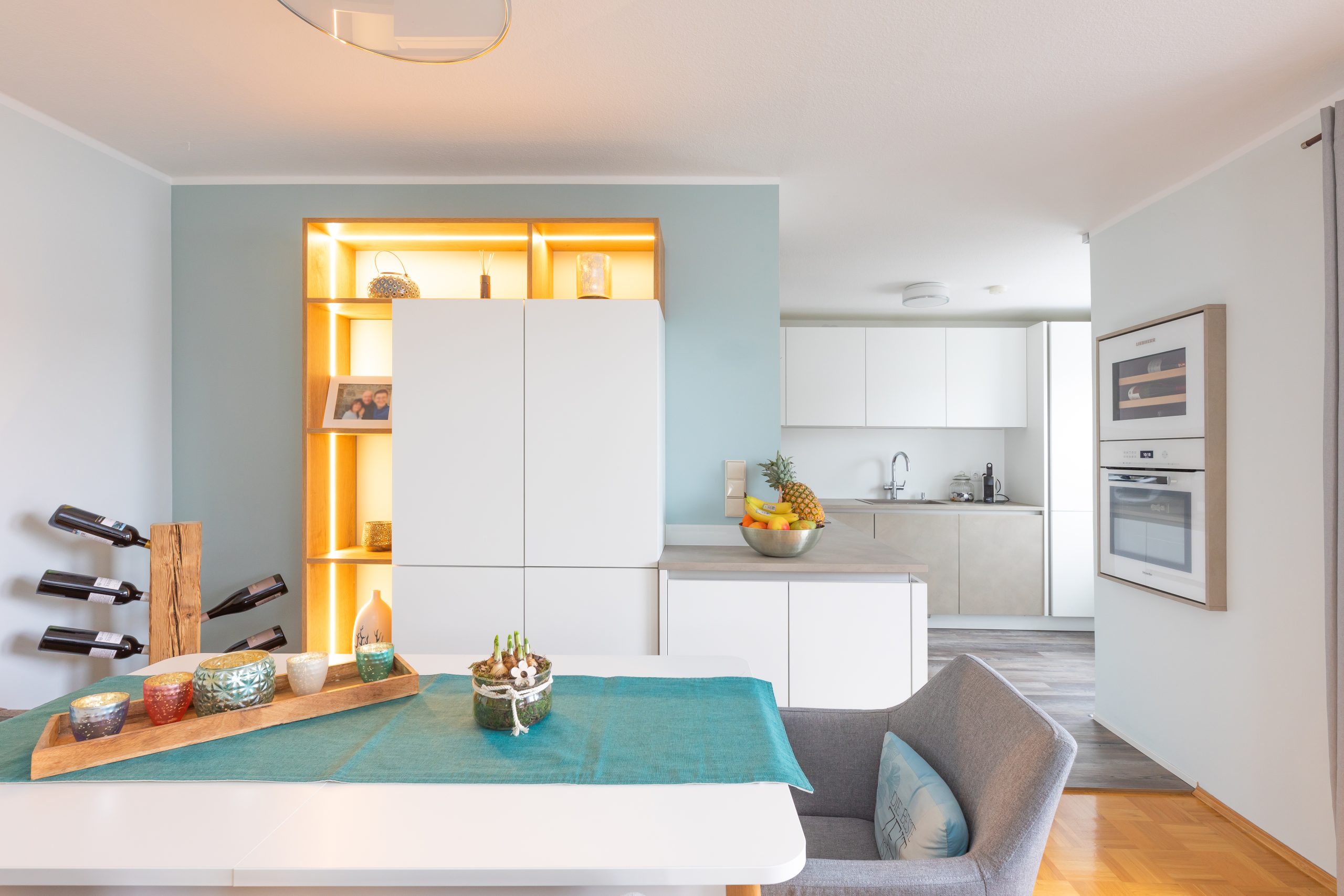 Helle Einbauküche mit offenem Essbereich