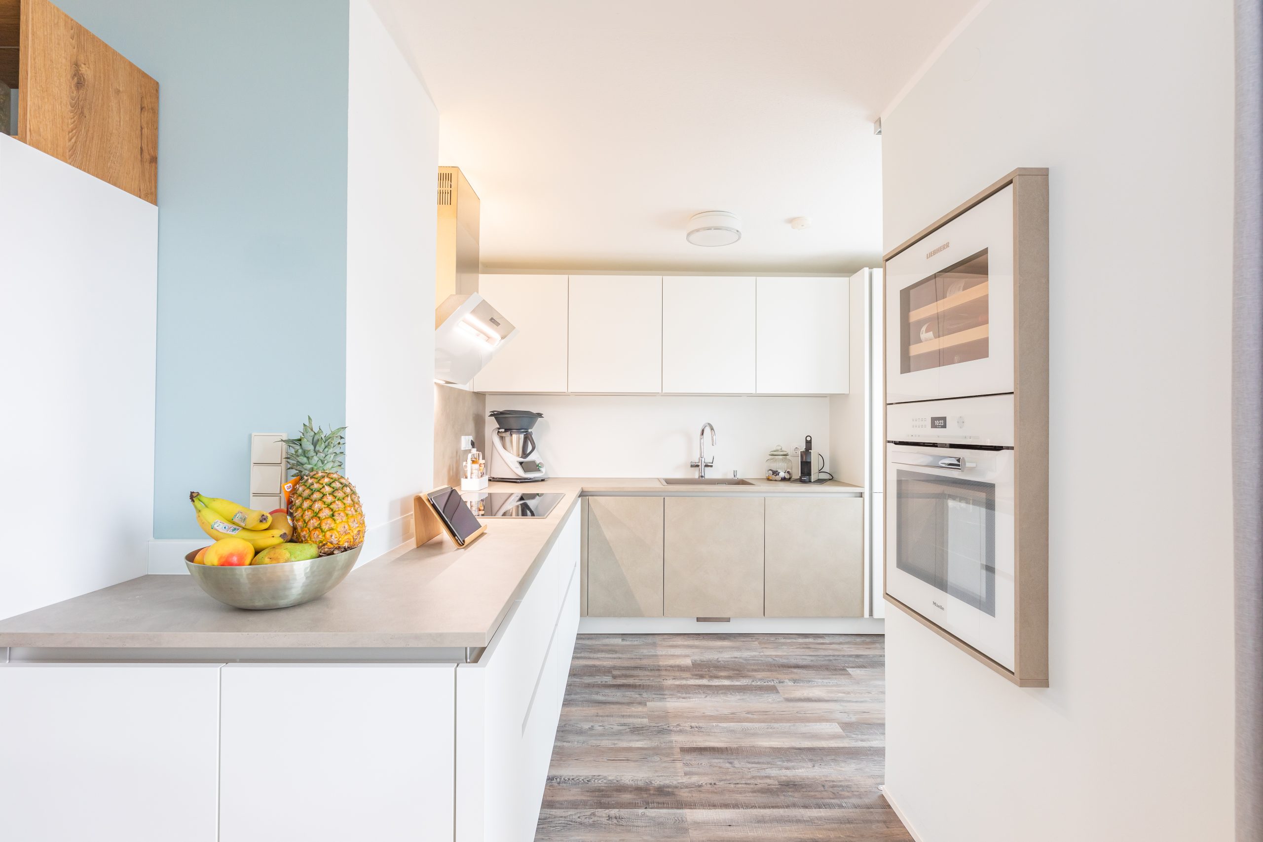 Helle Einbauküche L-Form