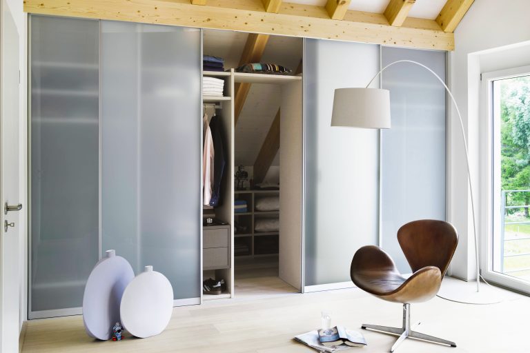 Begehbarer Kleiderschrank in der Dachscräge