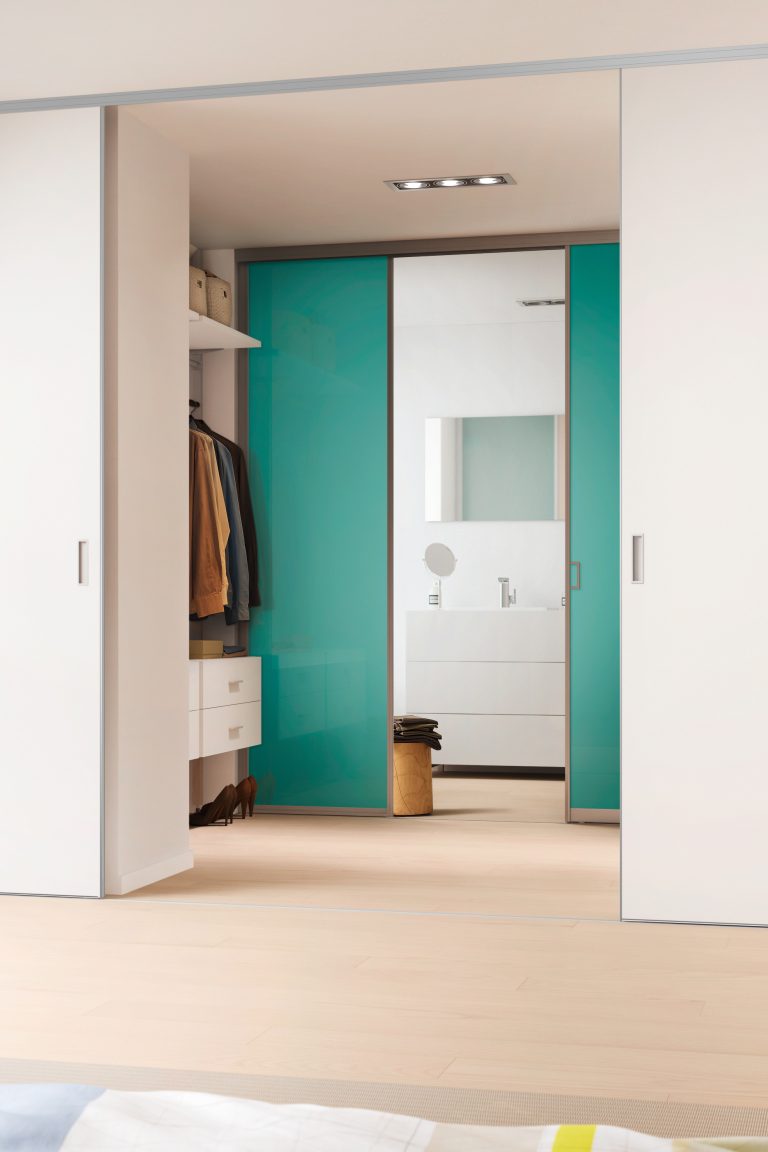 Kleiderschrank im Durchgang der Dachschräge