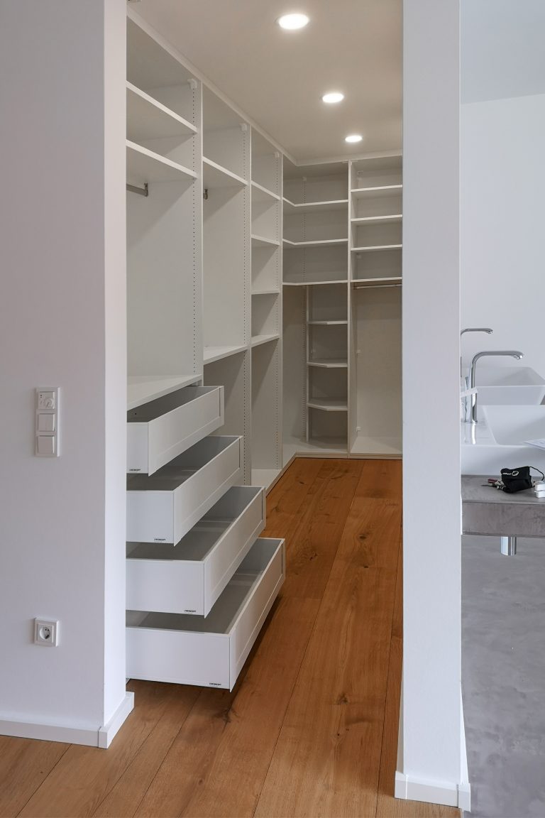 Begehbarer Kleiderschrank offen