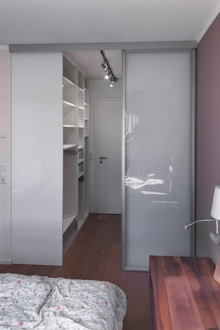 Ankleidezimmer in Nische mit Gleittür
