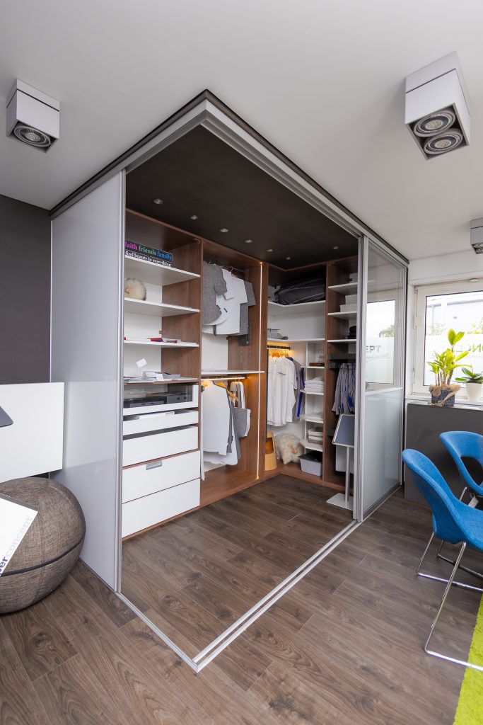 Ankleidezimmer mit Gleittüren