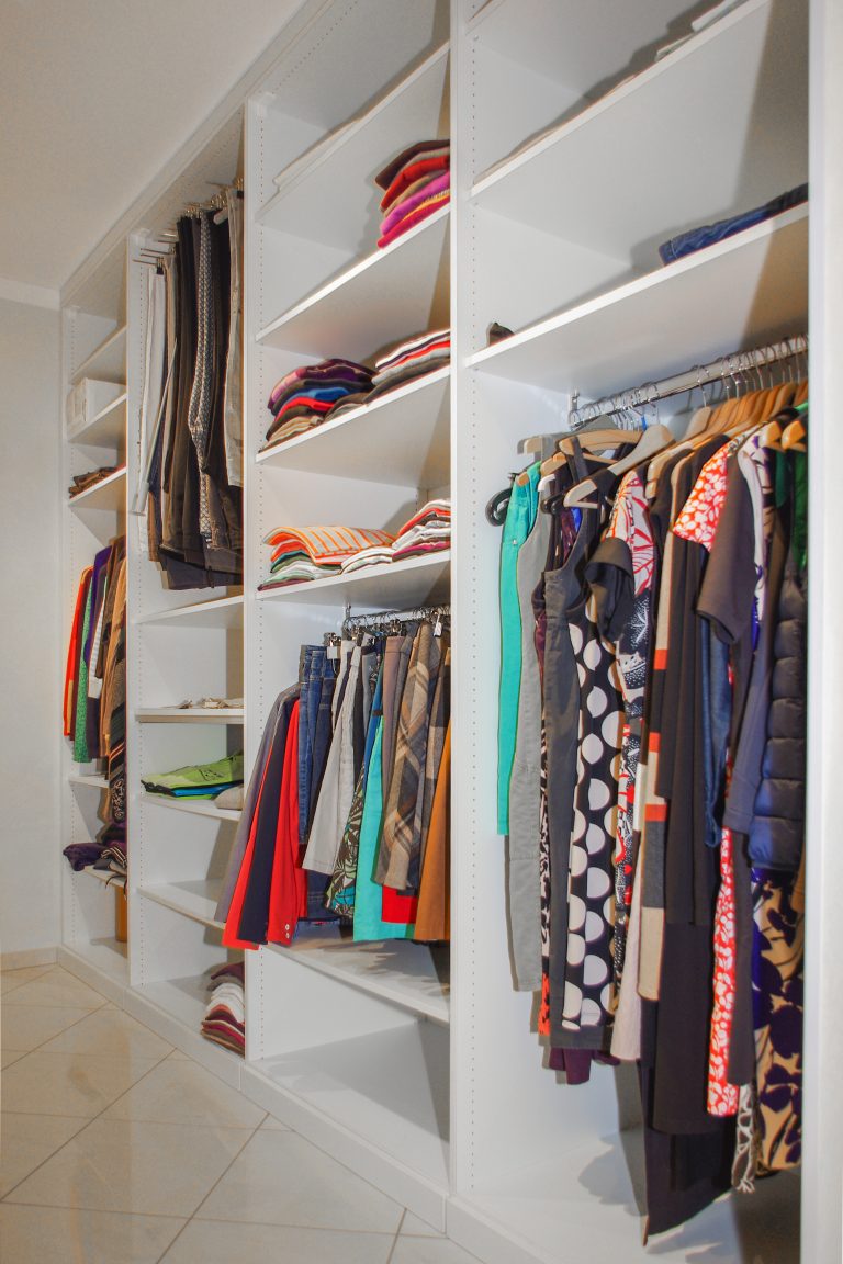 Offener begehbarer Kleiderschrank